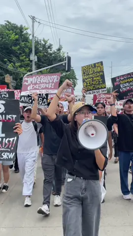 PANOORIN: Nagpaingay ang mga bystander na motorista sa pamamagitan ng busina bilang pakikiisa sa panawagan ng mga raliyista laban sa korapsyon, pandarambong at iba pang kaso ng katiwalian ng pamahalaan, habang tinutungo nila ang harap ng main gate ng Bulacan State University (BulSU) sa Malolos. Matapos ang pagtitipon sa gate, nagmartsa ang mga raliyista sa highway patungong Bulacan Capitol View Mini Forest, kung saan pinangunahan ng BulSU Student Government (SG) ang programa at nagtipon ang iba’t ibang grupo para sa mga talumpati at panawagan. | via Jai Alagao & Kier Gatbonton, PACESETTER 🎥: Jhon Vincent Mahilum, Alyana Ceris Castillo & Joyce Camille Cantos/PACESETTER Para sa iba pang istorya, bisitahin ang opisyal na website ng Pacesetter: medium.com/pacesetter #Pacesetter #OurSolidarityWillSetUsFree 