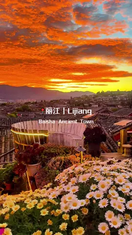 Lijiang, the last pure land in yunnan, the most healing town 🏠 Walking through the ancient town of Baisha, the snow-capped mountains are right before your eyes. The sunlight shines on the stone-paved roads, and time seems to stand still. Find a cafe, order a cup of afternoon tea ☕️ and watch the naxi elders walk slowly, this is the real life of lijiang. Baisha Town is free from the hustle and bustle of commercialization. It only exudes the purest simplicity and tranquility. It can be said to be the last and most primitive ancient town in Yunnan #lijiang #baishaoldtown #yunnan #chinatravel #traveltiktok 