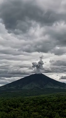 ⚠️ Ledakan Gunung Berapi Misterius! Dentuman keras mengguncang, langit dipenuhi cahaya merah dan asap pekat. Anehnya, tak ada yang tahu di mana lokasi gunung itu berada. Misteri alam yang bikin merinding! #BreakingNews #GunungMisterius #FenomenaAlam #FYP #Viral 