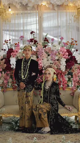 Jadikan foto itu menjadi sepasang pengantin memakai pakean adat jawa panjang dan bagrond belakang ada hiasan seperti acara nikahan nyata dengan kualitas gambar hdr dan wajahnya 100% mirip #masyaallahtabarakkallah #gemini #editfoto #CapCut #fyp 
