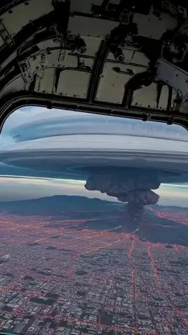 ⚡ HEBOH! Gunung Berapi Meletus Entah Dari Mana! Langit tiba-tiba merah menyala, suara dentuman bikin warga panik, asap hitam menjulang tinggi. Aneh banget, nggak ada yang tahu di mana letusan ini terjadi! 😱🌋 #Viral #GunungMisterius #BreakingNews #FYP #FenomenaAneh 