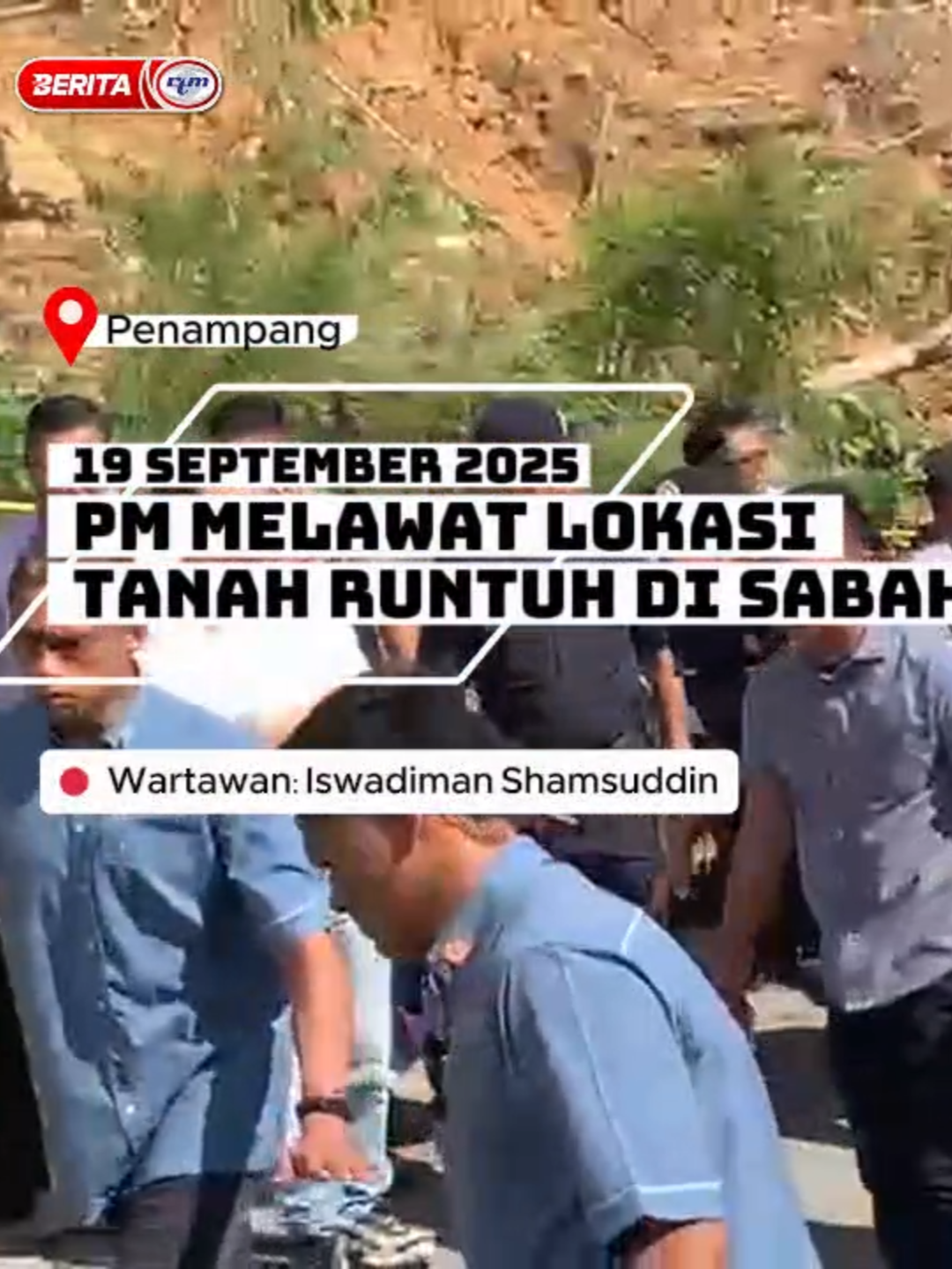 PENAMPANG, 19 September- Perdana Menteri, Datuk Seri Anwar Ibrahim hari ini memulakan lawatan kerja ke Sabah di Country Heights. Ia bertujuan meninjau kerosakan akibat tanah runtuh sehingga menyebabkan sembilan kenderaan tertimbus. Turut serta Ketua Menteri Sabah, Datuk Seri Hajiji Noor dan Timbalan Ketua Menteri III, Datuk Ir Shahelmey Yahya. Wartawan: Iswadiman Shamsuddin Layari laman portal berita.rtm.gov.my untuk berita selanjutnya atau ikuti laporan berita penuh di semua platform siaran televisyen dan radio RTM. Dapatkan berita terkini di Channel WhatsApp Berita RTM! Follow kami di https://whatsapp.com/channel/0029VavQxy21t90TQpwl281t 'Malaysia MADANI, Rakyat Disantuni' 'Yang sahih di RTM' #RTM #BeritaRTM #MalaysiaMadani #TaatSetia #BersamaMALAYSIAKU #RancakkanMADANI #MADANIBekerja