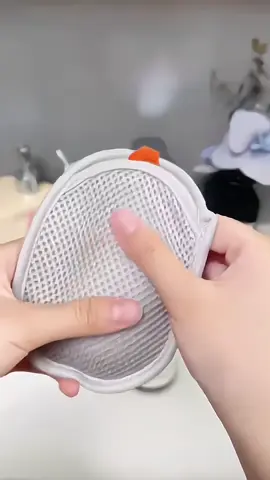 Put soap and soap in this kind of foaming net, you can make a dense foam by gently rubbing when taking a bath and washing your hands, and this small piece can also be put in. It is convenient and convenient to hang it up in this wayanddrynaturally.#foamnet#bubblenet#soapbagbubblenet#goodthingsathome  