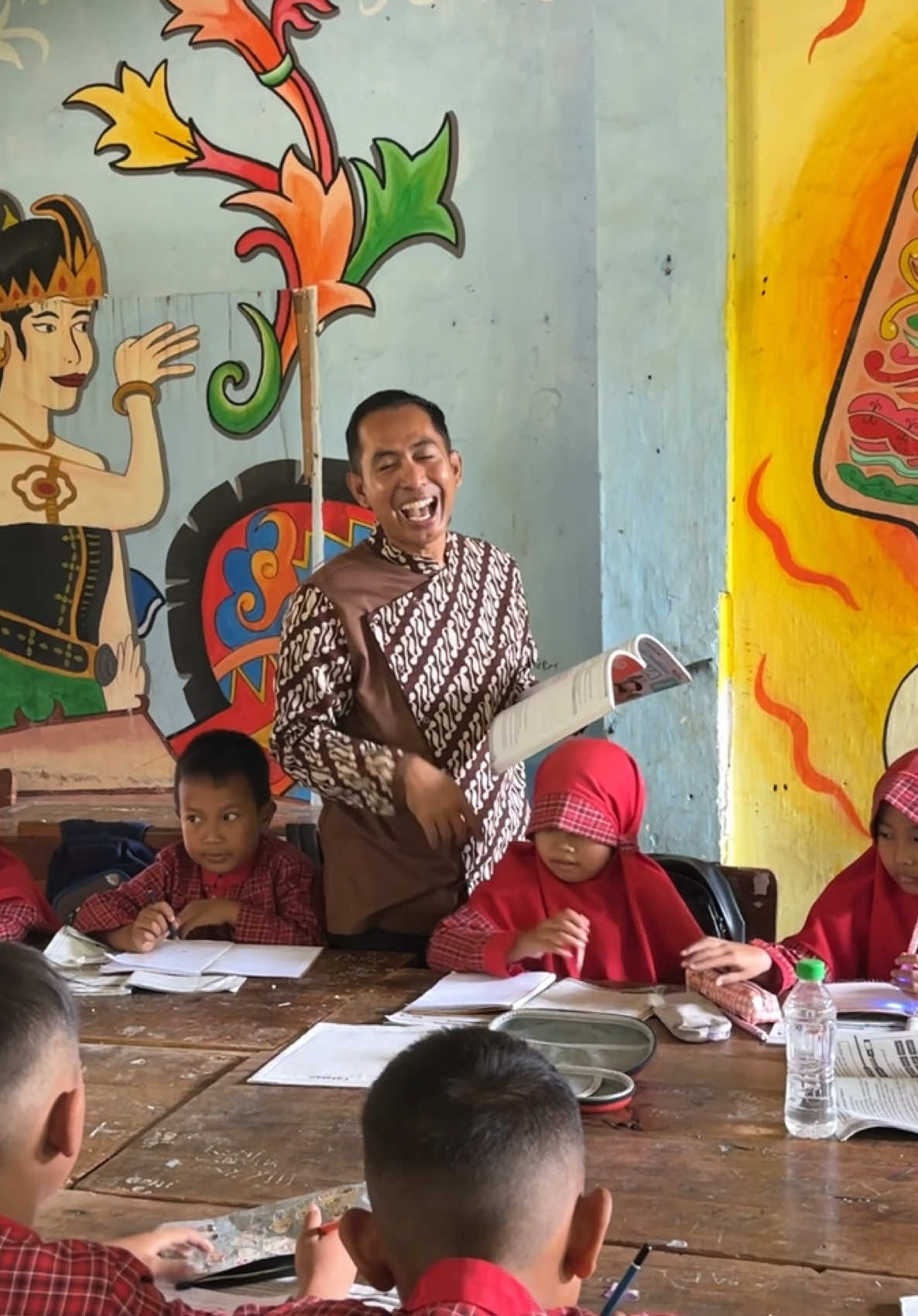 Guru Inspiratif Astra Honda - Pak Ribut Guru Viral Guru Inspiratif Astra Honda 2025 hadir untuk memberikan apresiasi kepada para pendidik hebat. Mereka yang telah mendedikasikan dirinya untuk pendidikan, menginspirasi siswa, serta memberikan manfaat bagi lingkungannya. Tunggu apa lagi, yuk usulkan guru inspiratifmu. Caranya gampang:  - Seorang Guru SD/SMP/SLTA sederajat - ⁠Sudah mengajar minimal 5 tahun - ⁠Berdedikasi tinggi, menjadi sosok panutan atau menjadi sosok inspiratif - ⁠Diusulkan oleh orang lain Yang menarik, bukan hanya guru yang mendapat apresiasi tetapi pengusul juga mendapat hadiah menarik. 5 Guru terbaik berkesempatan mendapatkan masing-masing 1 unit motor Honda, ditambah dana pembinaan dengan total lebih dari 185 juta rupiah. Yuk ajukan guru inspiratif pilihanmu sekarang juga. Jangan sampai terlambat ya, karena batas pengajuan hanya sampai 30 September 2025. Link Panduan : bit.ly/PanduanGuruInspiratif2025 Link Registrasi : bit.ly/GuruInspiratif-AstraHonda Link Upload Makalah & Video : bit.ly/Upload-GuruInspiratif-AstraHonda @Sahabat Satu Hati  #sinergibaginegeri #SDGs #YAHM #guruinspiratifastrahonda