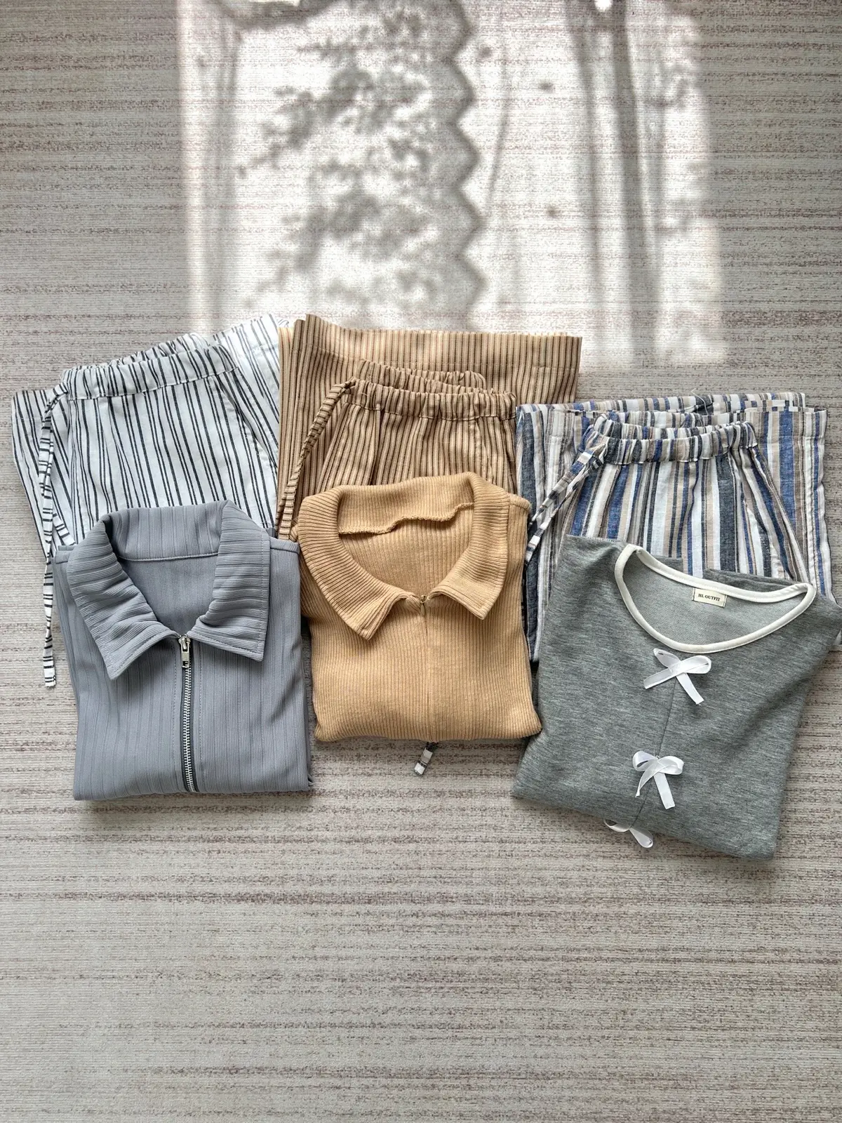 Bisa dipakai daily atau hangout, tinggal pilih mau girly or edgy style 🔥 Inframe: Chill Stripe Pants 😛 #hloutfit #mixnmatch #ootdideas #fyp 