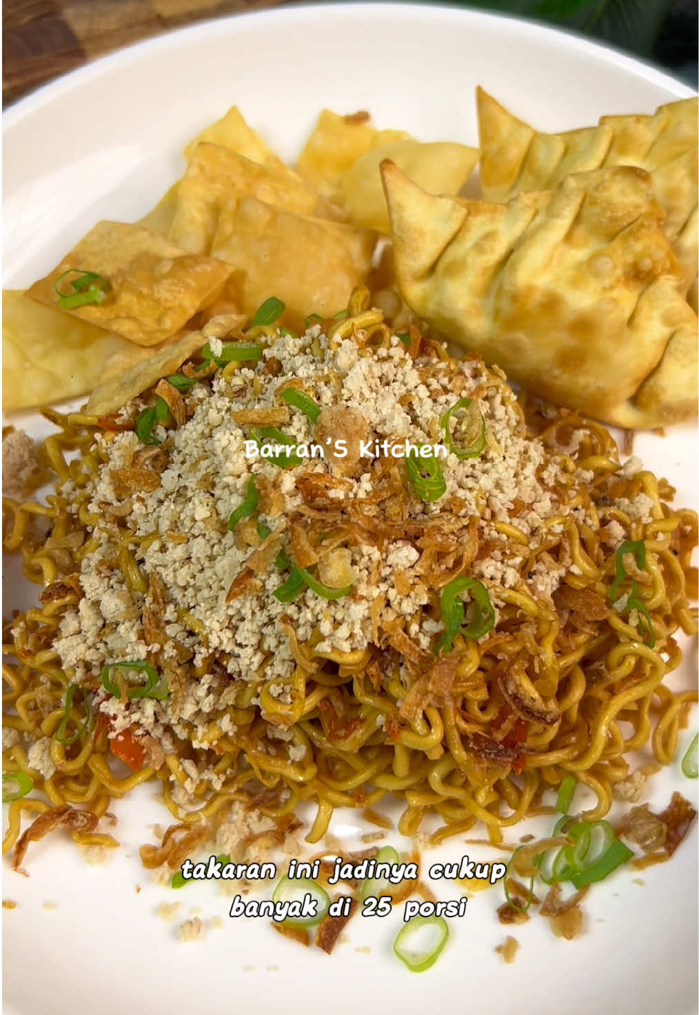 Eps. 192 Mie Gacoan Homemade  bikin versi rumahan, bumbunya simpel, tapi rasanya beneran nagih!  Pedasnya bisa kamu atur sendiri,modalnya jauh lebih hemat Bahan Mie Telor/ Bayam/ Mie Pasar khusus mie ayam Minyak Ayam 250 gr kulit ayam 8 siung bw putih 8 siung bw merah Masak sampe keluar minyak, agak kering blender masak kembali api pelan sampe kering Toping ayam 500 gr dada ayam 6 siung bw putih choper semua sampe halus Masak dengan sedikit minyak, tambah air bila perlu Bumbu ny 1 sdt garam 1 sdt kaldu bubuk  1 sdt lada( merica) 1 sdm saos tiram 1 sdm kecap asin 1 sdm minyak wijen MSG (optional) 🤭 Penyajian 2 sdm Minyak bawang Sedikit kaldu ayam 1 sdm Cabe ulek kasar sebentar, boleh mentah bole rebus sebentar Sedikit minyak wijen Garam klo kurang asin Kecoa manis secukup nya Kecap asin (optional) Pelengkap  Pangsit isi Kerupuk pangsit Daun bawang Bawang goreng  #idejualan #miegacoan #resepmiepedas #miejebew #resepviral 