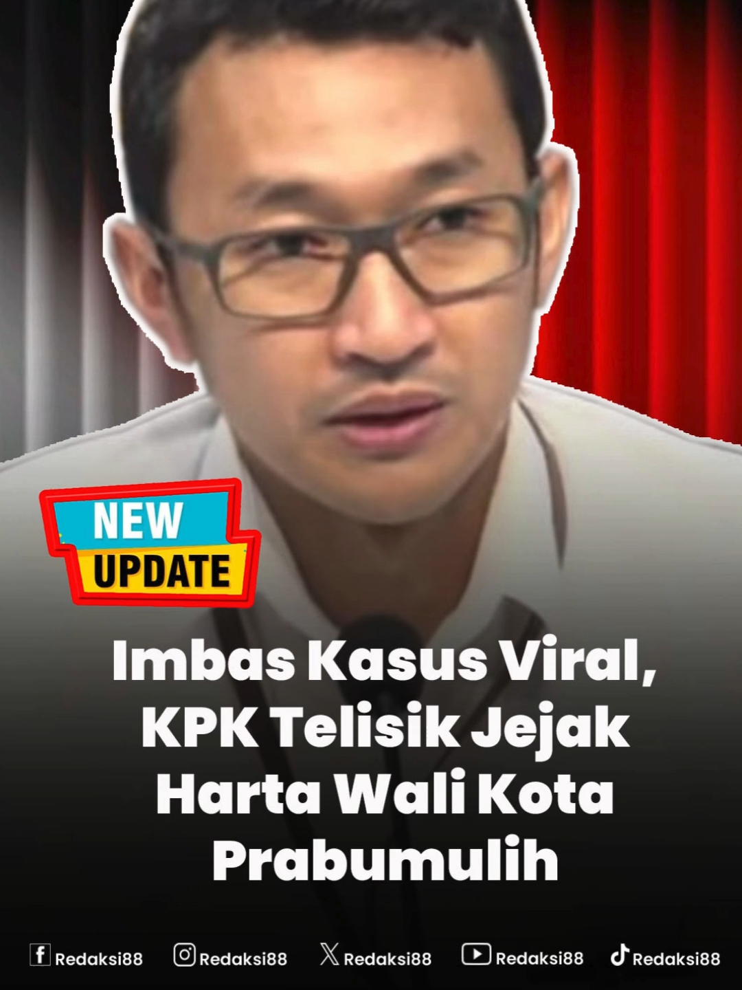 Imbas Kasus Viral, KPK Telisik Jejak Harta Wali Kota Prabumulih Sorotan publik kini tertuju pada Wali Kota Prabumulih, Arlan, usai mencuat isu mutasi Kepala Sekolah SMP Negeri 1 Prabumulih, Roni Ardiansyah. Kasus ini viral lantaran dikaitkan dengan teguran terhadap anak Arlan yang membawa mobil ke sekolah. Gelombang kritik pun bermunculan, sebagian menilai Arlan arogan bila benar pencopotan itu dipicu oleh insiden tersebut. Tak berhenti di situ, warganet juga menyoroti harta kekayaan pribadi sang wali kota. Kini, Komisi Pemberantasan Korupsi (KPK) ikut turun tangan. Lembaga antirasuah itu akan menelusuri lebih dalam Laporan Harta Kekayaan Penyelenggara Negara (LHKPN) milik Arlan. Juru Bicara KPK, Budi Prasetyo, menegaskan pemeriksaan ini bukan hanya soal kepatuhan waktu pelaporan, tetapi juga keakuratan isi dokumen LHKPN. #kpk #harta #walikotaprabumulih #arlan #lhkpn