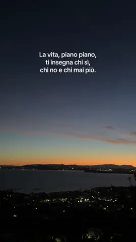 La vita non ha bisogno di spiegarti subito tutto. Col tempo ti mette davanti alle persone giuste e a quelle sbagliate. Ti insegna chi vale la pena tenere accanto, chi è meglio lasciare andare e chi non deve più avere spazio nella tua storia. Non è un processo facile: a volte fa male, altre volte ti libera. Ma alla fine capisci che ogni incontro ha un senso, anche quelli che ti hanno insegnato a dire “mai più”. #pensierislegati #riflessionidivita #consapevolezza #amicizievere #crescitapersonale 