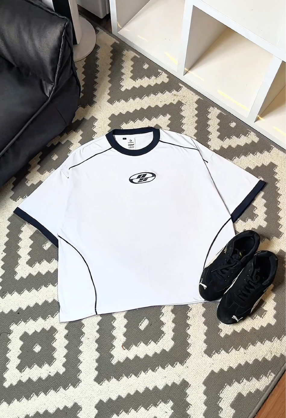 Kaos putih tuh ibarat canvas kosong—tinggal lo yang lukis gayanya 💥 Dipadu jeans, jaket, atau sendal jepit pun tetep keren. Siapa bilang basic itu boring?