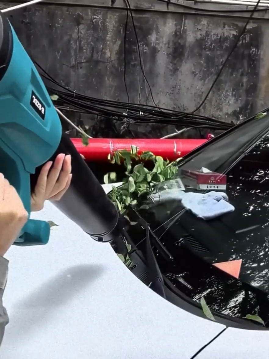 Punya banyak debu dan kotoran bandel? 🤔  Mesin blower portable ini solusinya! Ringan, tanpa kabel, dan tenaganya kuat. Bikin rumah, mobil, atau PC kamu kinclong lagi! ✨ #cleaningtools #portableblower #alatunik #viralvideo #fyp