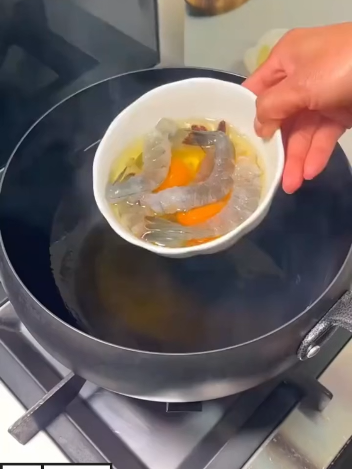 【日本製YOSHIKAWA吉川鄉技大肚鐵鍋】10W 錘純手工打造，一鍋多用超方便， 煎、炒、煮、炸通通搞定，0 塗層超安心，深氮防鏽技術超強，用再久都不怕鏽。 重量輕女生也能輕鬆顛鍋，導熱超快煮菜不用等， 日本製造品質保障，買回家絕對不後悔！ #日本製造 #鐵鍋 #手工製作 #精品