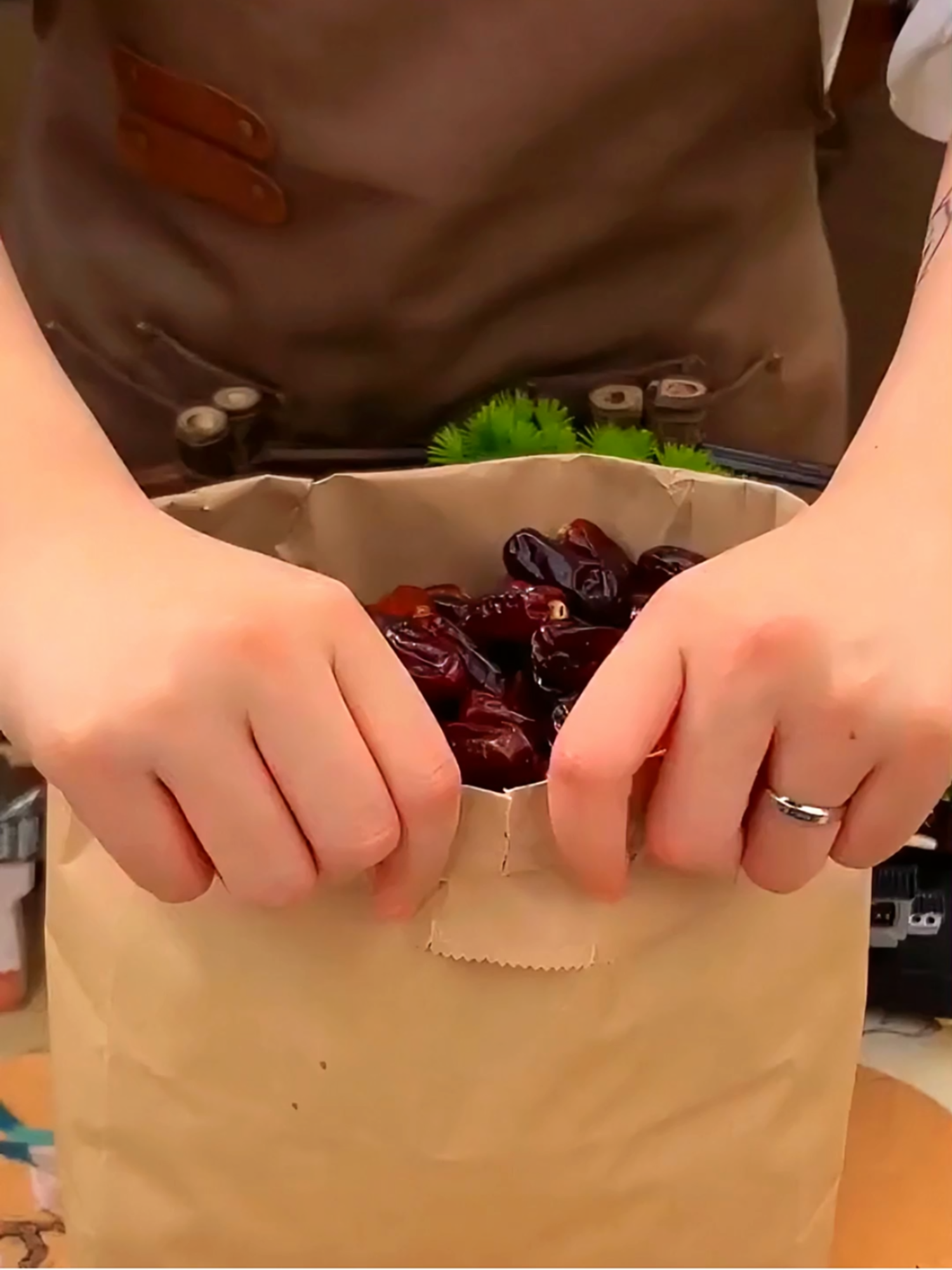 Good news for you, I have a deal for only 89 pesos, you can buy 2 packs, mas malaki ang size na bibilhin mo, mas malaki ang regalo, dito lang #tiktokshop #drieddates #driedfruit #Foodie #food #healthyfood #virual #dates #3ffood #healthy