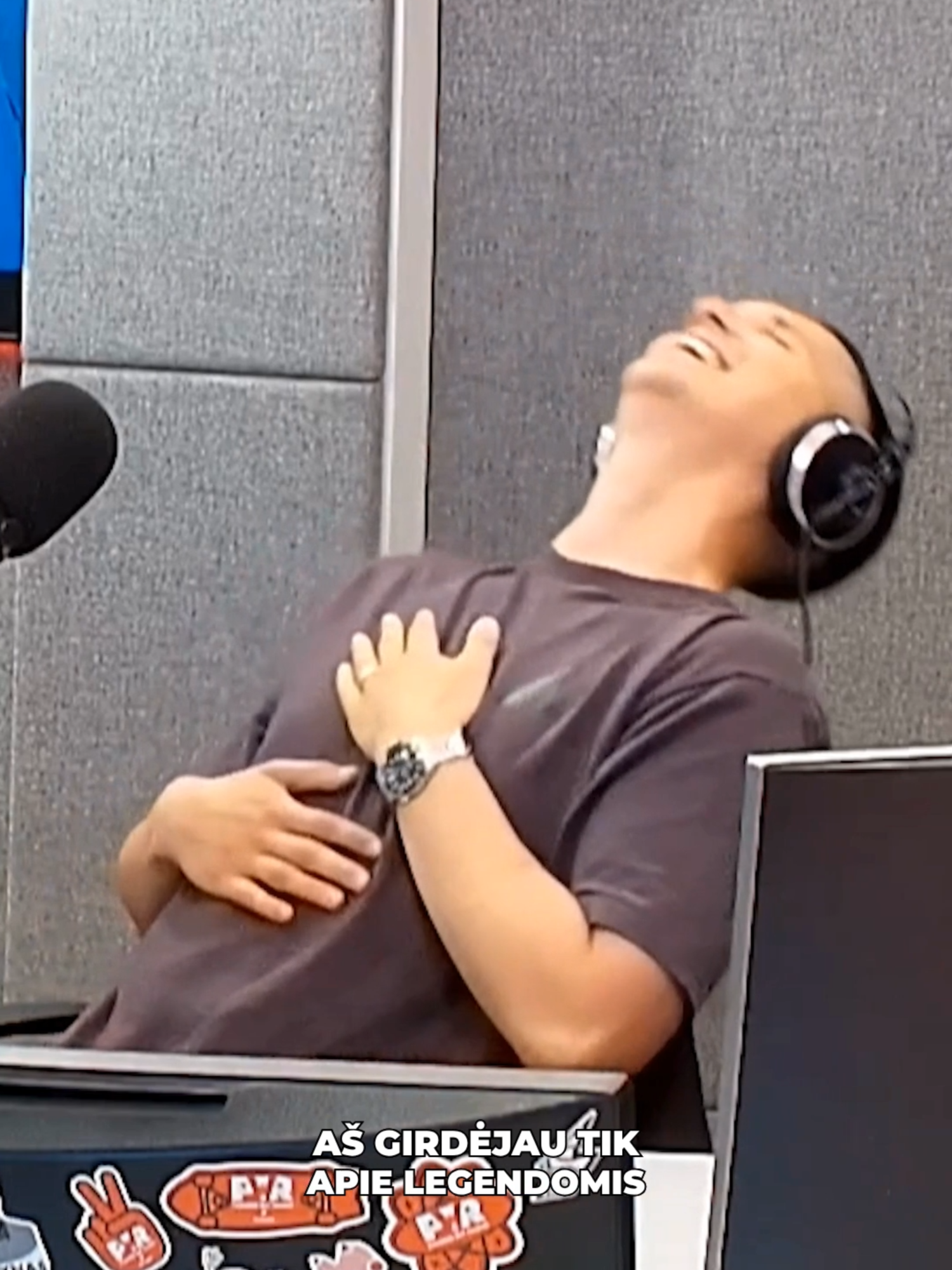 Šiuo video norėjome užfiksuoti mielos Roko močiutės Reginos pasižadėjimą kitais metais pavaišinti Eleną labai skaniais blynais ir kugeliu bei tuo pačiu pasveikinti močiutę su gimtadieniu!🥳❤️