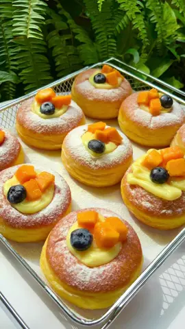 Donat Buah Aku ga bisa berenti bikin donat, liat donat dengan berbagai topping pengen coba semuanya wkwk Kan udah punya stock ragi banyak, jadi mau bikin lagiiiii Nah jangan lupa raginya pakai Mauripan Premium Dry Instant karena : • Fermentasinya lebih cepat dan stabil • Cocok untuk segala jenis roti • ⁠Menghasilkan produk akhir dengan kualitas konsisten  Apalagi dengan Bread Improver  dari Bakerine Plus  • Tekstur lebih lembut dan berserat • ⁠Menjaga kesegaran roti tetap kokoh • ⁠Hasilkan roti lebih konsisten  Resep: 100 gr labu kuning 200 gr terigu pro tinggi  50 gr terigu pro sedang 35 gr gula 15 gr susu bubuk 3 gr Ragi Mauripan Platinum (@sobatfermex) 1 gr Bread Improver BAKERINE Plus (@sobatfermex) 1 telur utuh + 1 kuning telur Total 50 gr 10-20 gr susu cair dingin (aku 18gr) 25 gr margarin  2 gr garam #donatbuah #donatlabukuning #donuts #donut #donat 