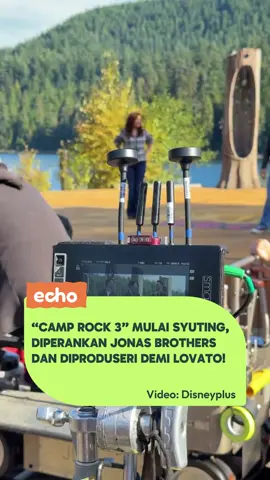 🎬 THIS IS REAL, THIS IS ME... Camp Rock 3 akhirnya resmi syuting minggu ini di Vancouver! 🏕️🔥 Para member Jonas Brothers balik lagi sebagai Connect 3 (Shane, Nate, & Jason Gray), dan yang bikin makin nostalgia: Demi Lovato terlibat sebagai produser! 😭💫 ✨ Yang baru: Sherry Cola bakal gabung sebagai karakter baru bernama Lark. ✨ Yang kembali: Maria Canals-Barrera (Connie) siap nemenin vibes summer camp kayak dulu. Belum ada kabar apakah Demi bakal muncul juga sebagai Mitchie, tapi yang pasti dia ikut pegang kendali di balik layar 🎤🎥 #echo #mendadaknews #yourpopculturebestie 