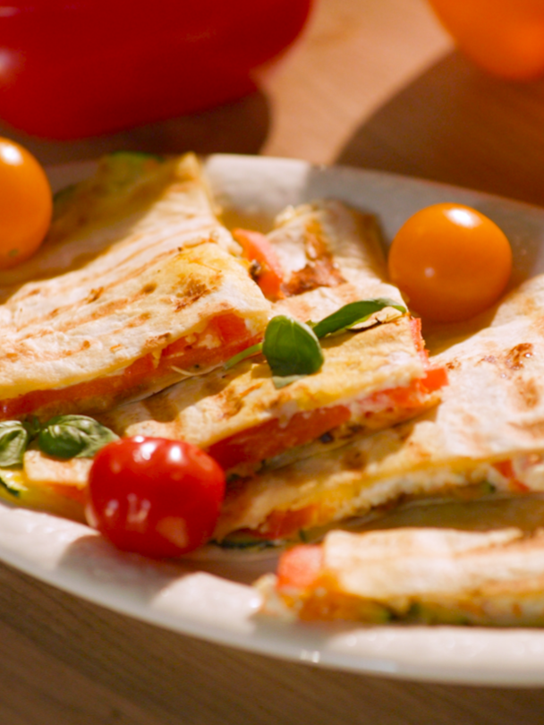Quesadilla isteață pentru pachețelul de școală! 😎🎒 Laura Eremia vine cu o idee delicioasă de gustare pentru cei mici: quesadilla cu brânză și legume fine, strecurate cu măiestrie. 🥙 Simplă, sănătoasă și plină de bun gust! 👌 Caută rețeta „Quesadilla cu brânză și legume” în blogul culinar Selgros. #HranestePasiunea #SelgrosRomania #reteta #LauraEremia #Quesadilla #legume #gustare #rapid #scoala #Olympus #Haier #Zass