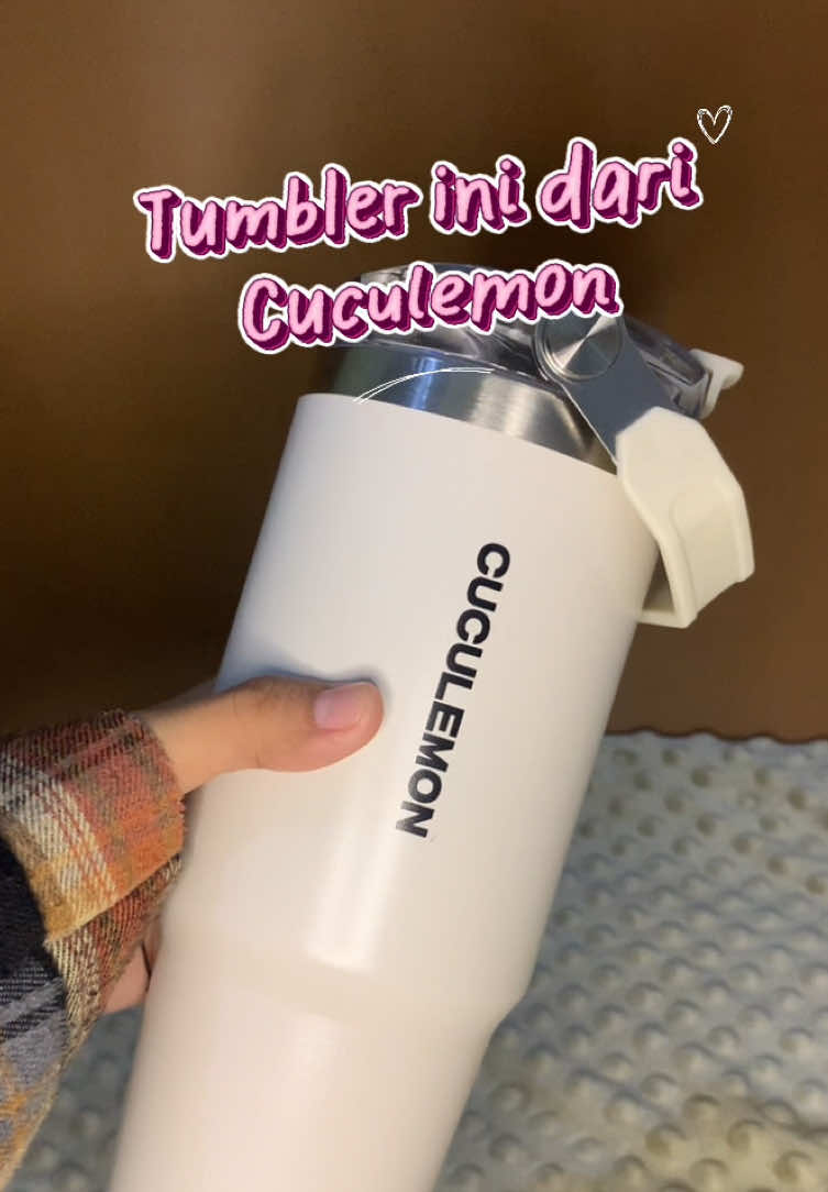 Suka banget minum pakai Tumbler dari Cuculemon! Apalagi kalau minum Es karena bisa tahan lama 😍🫵🏻 Auto jadi Tumbler andalan aku sih ini #tumblerviral #tumblertahandingin #tumblercuculemon #tumblerstainless #botolminum 