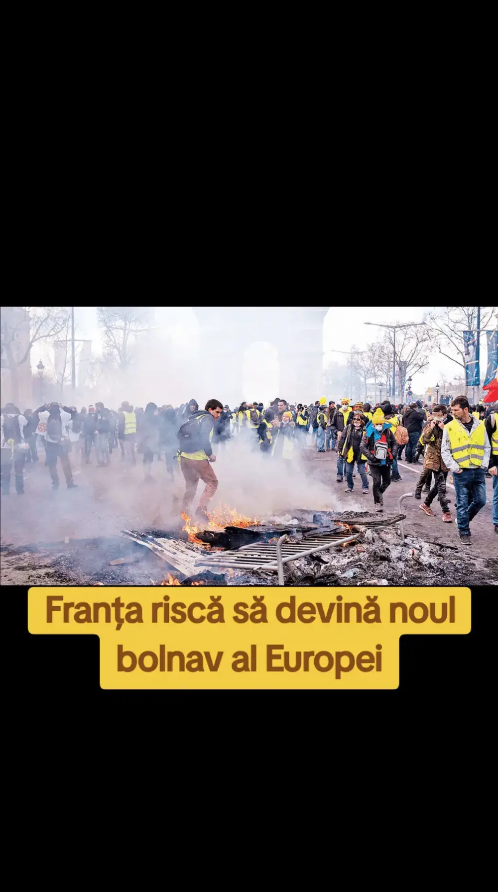 Unii francezi sunt supărați că haosul politic din țară este luat în râs de italieni, conform unei analize BBC. Franța a avut cinci prim-miniștri în doi ani, ceea ce este un record, iar acum parlamentul se străduiește să formeze o majoritate pentru a adopta un buget. O grevă generală împotriva propunerilor bugetare a dus la lipsa profesorilor și închiderea farmaciilor și liniilor de metrou din Paris. Ziarele italiene s-au bucurat de dificultățile politice din Franța, menționând umilința prim-ministrului François Bayrou și creșterea datoriilor. Datoria națională ajunge la 67 miliarde de euro în acest an, mai mult decât cheltuielile pentru toate ministerele, în afară de educație și apărare. Agenția de rating Fitch a retrogradat datoria Franței, ceea ce ar putea îngreuna împrumuturile guvernului. Se discută despre posibilitatea ca Franța să ceară ajutor financiar de la FMI. În timpul acestei perioade tulburi, au avut loc proteste și greve, cu sindicaliști și partide de stânga cerând o schimbare. Comentatorii subliniază că Franța se confruntă cu un moment critic, plină de haos și datorii. Emmanuel Macron, președintele, susține că poate rezolva problema în următoarele 18 luni. Există speranța ca resursele Franței să ajute la depășirea crizei, dar este posibil ca tensiunea politică să conducă la o situație mai slăbită, unde extremiștii pot câștiga teren. Situația a evoluat din destrămarea Adunării Naționale de către Macron, care a divizat parlamentul în trei grupuri. Bayrou a fost înlăturat după ce nu a reușit să rezolve problemele financiare, iar noul prim-ministru, Sébastien Lecornu, a fost numit pentru a iniția o nouă abordare. Lecornu trebuie să prezinte un buget până la mijlocul lui octombrie, dar se confruntă cu dificultăți în a obține sprijin din toate laturile. Orice concesie făcută unei părți poate duce la retragerea celeilalte. Sindicatele și partidele de stânga cer reduceri ale datoriilor și taxe pentru cei foarte bogați, idei care nu sunt acceptate de conservatori. Momentul este complicat de apropierea alegerilor municipale și prezidențiale, iar partidele au tendința de a evita orice cooperare cu Macron. Lecornu are o sarcină dificilă, iar aprobarea bugetului ar putea fi complicată, cu riscul de a duce la o nouă criză politică. Înfrângerea sa ar putea însemna demisia unui alt prim-ministru, iar un astfel de haos ar putea permite extremiștilor să câștige mai multă putere. Experții sunt împărțiți între pesimism și optimism, unii spunând că fundamentul economiei franceze este solid, în timp ce alții văd criza actuală ca un semn al unei perioade dificile. În acest context de mai multe crize simultane, alegătorii sunt confuzi cu privire la datoriile naționale și la implicațiile acestora. Criticile la adresa lui Macron sugerează că el purtând întreaga responsabilitate pentru actuala situație.