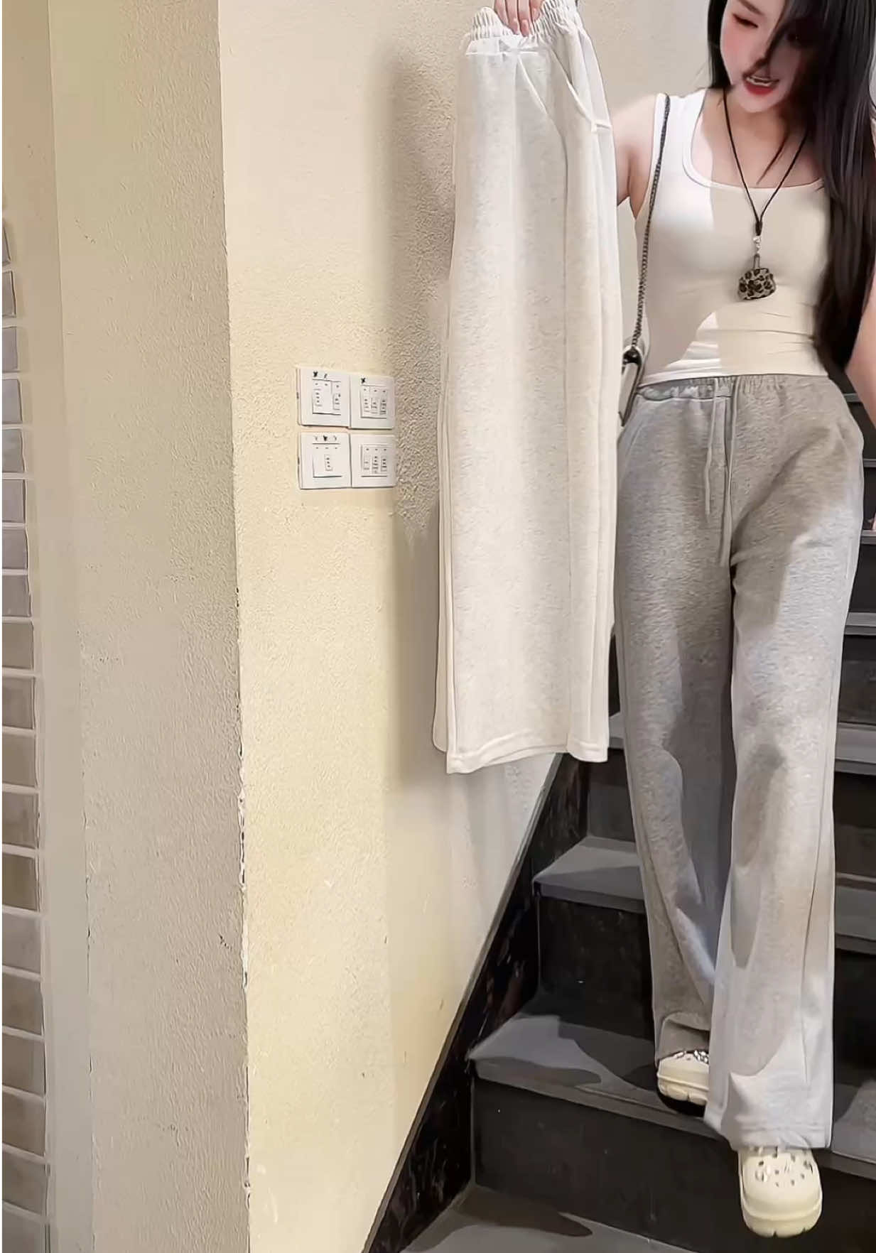 Quần suông nỉ 2 da dày dặn đẹp xịn mặc tôn dáng lắm luôn Ý  #quan  #quansuong #quansuongnu #quansuongongrong #quansuongni