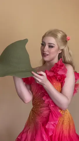 ignore that the hat is inaccurate, i dont have an elphie hat but i do have this from my personal wardrobe LMAO #glinda #wicked #wickedmovie @Wicked: For Good @Universal Pics ANZ 