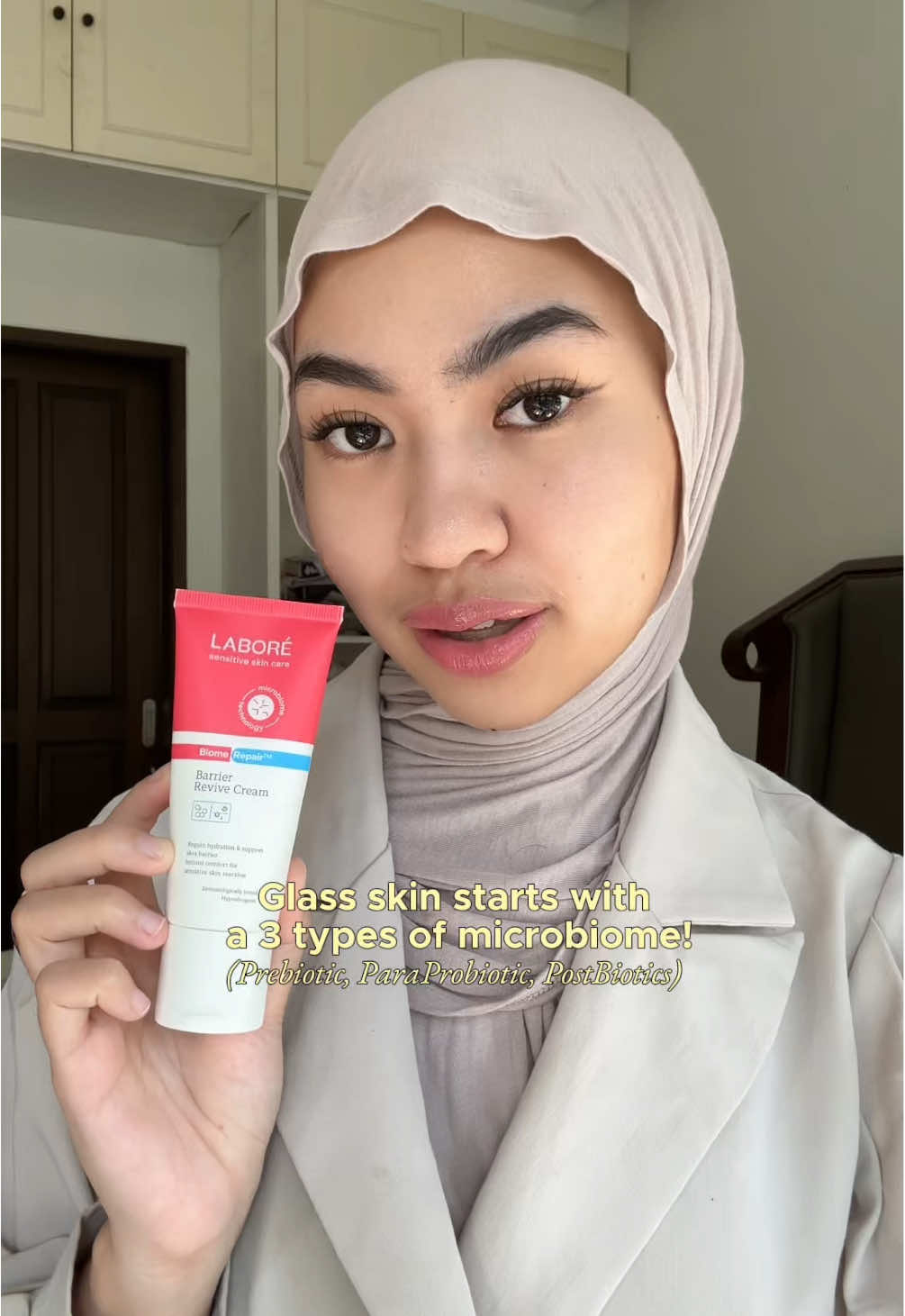 Moisturizer dari @LABORE Sensitive Skin Expert ini texturenya cream jadi cocok banget buat yang punya sensitive skin, karena yang barrier revive ini emang fokusnya buat protect skin barrier.  #laboreskinexpert #Microbiomeinteligence #Microbiome #LABOREBarrierReviveCream #MoisturizerBuatanDokter 
