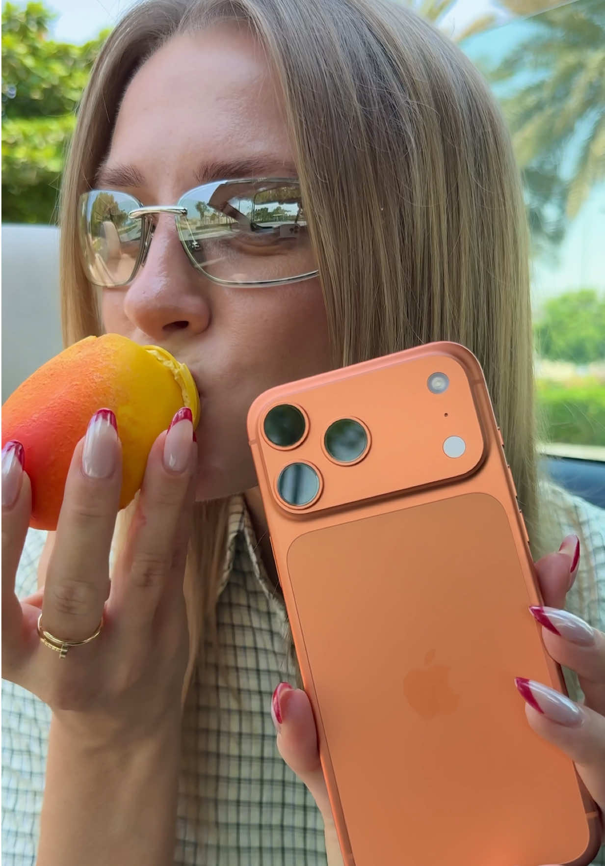 iPhone 17 Pro Max Cosmic Orange + mango crunch… what combo would you try? 😅 #asmr #mukbang #iphone #iphone17promax #fyp