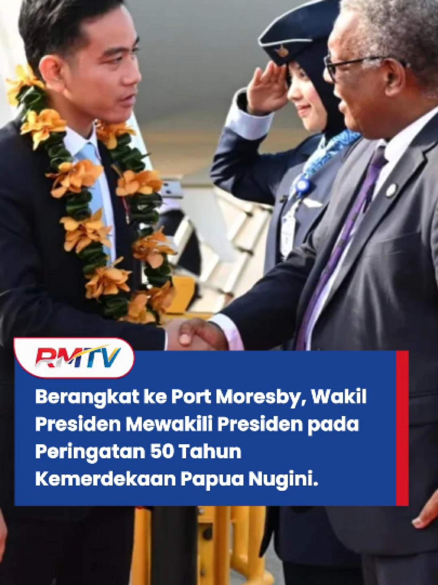 Wapres Gibran Hadiri HUT ke-50 Kemerdekaan Papua Nugini, Wakili Presiden Prabowo Wakil Presiden Gibran Rakabuming Raka bertolak ke Port Moresby, Papua Nugini (PNG), Senin (15/9/2025). Kunjungan ini dilakukan untuk mewakili Presiden Prabowo Subianto dalam perayaan Hari Ulang Tahun ke-50 Kemerdekaan PNG. Selain menghadiri perayaan tersebut, Wapres Gibran juga membawa pesan khusus Presiden Prabowo mengenai komitmen Indonesia untuk memperkuat posisi sebagai mitra kunci bagi PNG dan negara-negara Pasifik. Rombongan Wakil Presiden berangkat dari Pangkalan Angkatan Udara Halim Perdanakusuma, Jakarta, sekitar pukul 07.00 WIB. Setibanya di Bandara Internasional Jackson, Port Moresby, Wapres Gibran disambut dengan penuh kehormatan oleh sejumlah pejabat tinggi Papua Nugini. Penyambutan resmi dilakukan oleh Wakil Perdana Menteri PNG YM John Rosso, Menteri Luar Negeri PNG YM Justin Tkatchenko, serta perwakilan diplomatik kedua negara. Turut hadir Duta Besar RI untuk PNG dan Kepulauan Solomon Andriana Supandy, Duta Besar PNG untuk Indonesia Simon Namis, serta Atase Pertahanan KBRI Port Moresby Kolonel Cku. Suiyanto. Selain itu, hadir pula Gubernur Distrik Ibu Kota Nasional (NCD) YM Powes Parkop, Sekretaris Kementerian Luar Negeri PNG Elias Wohengu, dan Ketua Majelis Motu Koita Russel Wavik. Dalam kunjungannya, Wapres Gibran dijadwalkan melakukan kunjungan kehormatan kepada Perdana Menteri Papua Nugini HE James Marape. Pertemuan itu akan berlangsung di Melanesian Haus, Kantor Perdana Menteri, untuk membahas peluang kerja sama strategis antar kedua negara. Kunjungan ini diharapkan semakin mempererat hubungan bilateral antara Indonesia dan Papua Nugini. Selain itu, kehadiran Wapres Gibran juga menegaskan peran penting Indonesia dalam memperkuat diplomasi di kawasan Pasifik, yang semakin strategis dalam dinamika global saat ini. #GibranRakabuming #WapresGibran #PapuaNugini #PNG50thIndependence #DiplomasiIndonesia #IndonesiaPasifik #WapresRI #PrabowoGibran #KunjunganKenegaraan #HubunganBilateral #PolitikInternasional #BeritaTerkini #FYPIndonesia #TrendingNews
