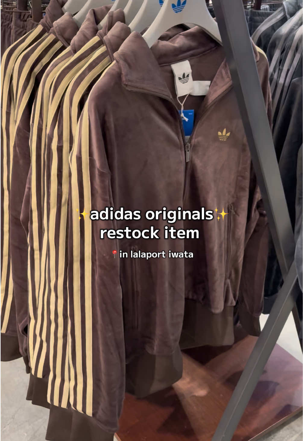 アディダス大人気のベロアトラックトップ全色再入荷致しました❣️ サイズも豊富に揃ってます！ 他にも人気のアイテムも沢山ございますので是非週末、ご来店お待ちしております🥹🫶🏽 #adidasoriginals #商品紹介 #ファッション #アディダス #トラックジャケット 
