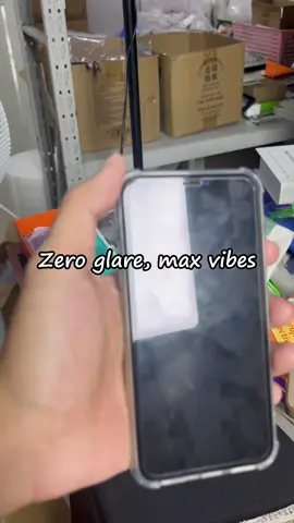 At the gym, those bright overhead lights always made my phone reflect like a mirror. Matte glass fixed it instantly.#ScreenProtector #MatteScreenProtector #ScreenProtection #iphone17 #TikTokMademebuyit 