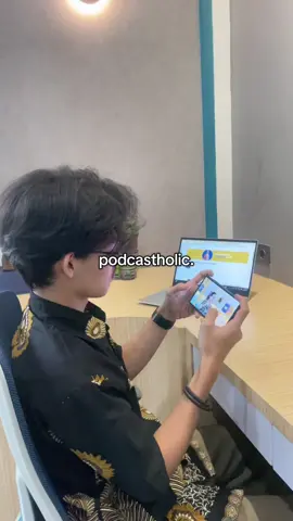 tim lagi kerja, makan atau apapun itu harus sambil denger atau nonton podcast 🤯😋 #fyp #podcast #journeyoflife #growtogether #podcastclips #holic 