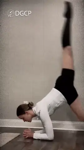 luyện trồng cây chuối kết hợp yoga dẻo dai 🤸‍♀️🧘‍♀️✨ handstand with flexible yoga flow #handstand #yoga #flexibility #Fitness