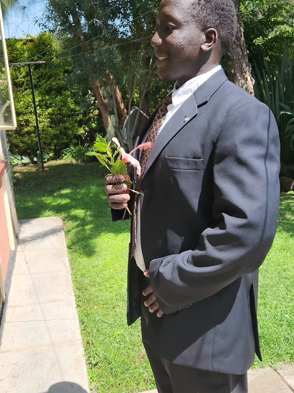 I'm at your doorstep 🚪 🌸!!Ebu mtag msanii😂 disclaimer 😂😂; no smoking was involved,it's all props😂#justbiko 
