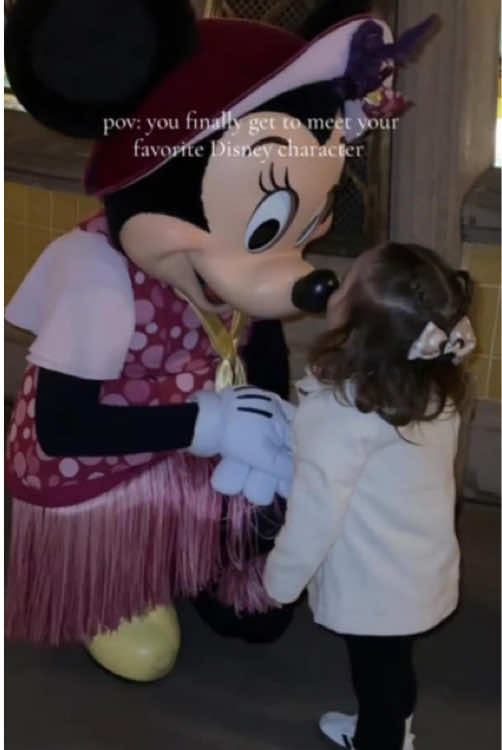 That magical moment when you meet your favorite Disney character for the first time 🥹✨ #DisneyMagic #DreamComeTrue #DisneyCharacter #DisneyVibes #FYP #Viral