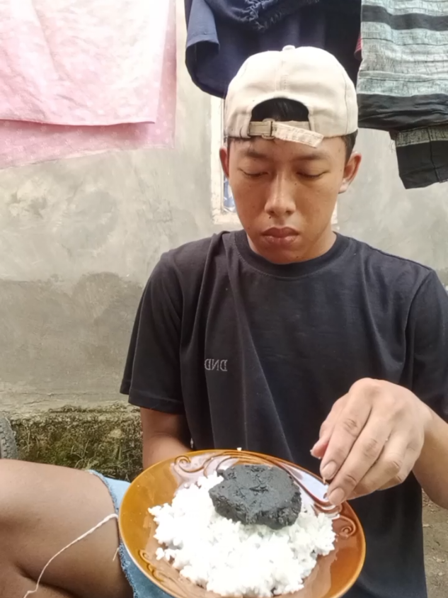 🥲 #makananunik #lapar #orangbaik #kelaparan #fypage 