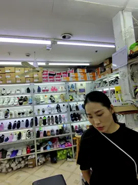 Bargaining in China market while practicing my Chinese. Part 4 #raybanmeta #exploreshanghai #shanghai #malaysia #bargain 