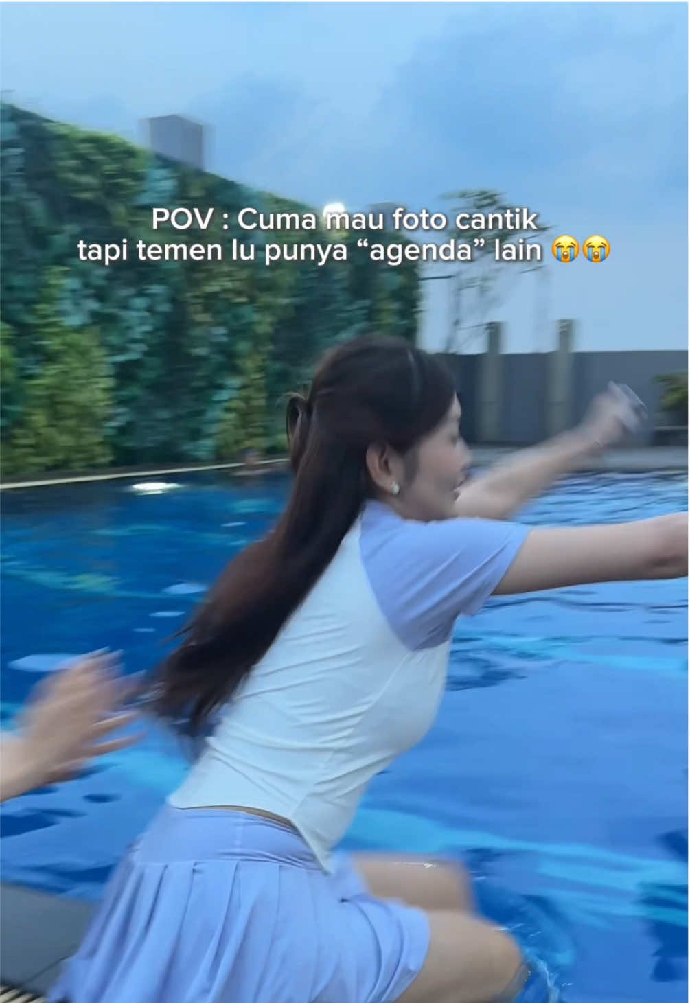 Bestie B nya apa? 🤷🏼‍♀️ tapi ya makasih sih jadi tau kalo si flex powder foundation ini aman dipake berenang juga WKWKWK Buat kalian yg punya dry skin, pls bgt cobain ini, game changer bikin makeuo ga crack sama sekali, powder yg fleksibel tahan 10.000 ekspresi HEHEH #SuperstayFlexPowderID #WeAreMaybelline #makeup