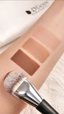 🖌️💫 Pro Secrets Revealed! Watch This Foundation Brush in Action ✨ #beauty #foryoupage❤️❤️ #makeupforbeginners #makeuptutorial #MakeupRoutine #makeuplover #ducarebrushes #foru #tiktokviral #ducare #foundationhack #foundation #fashion #foryou