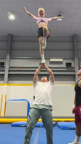 直上雙手拳頭👊支撐單腳Flyer 芷榆 #cheer #cheerleading #cheerleaders #cheerathletics #cheerup      