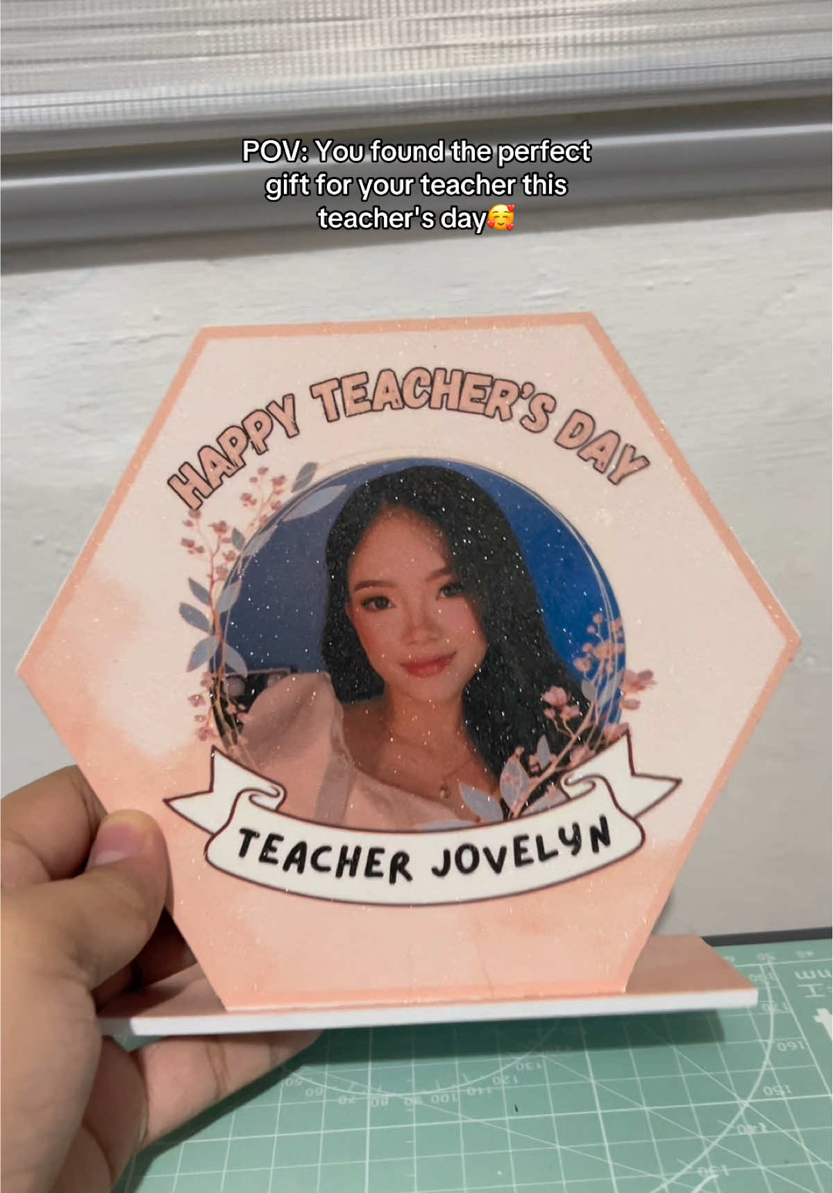 Looking for a budget-friendly yet memorable gift? 🎉 Celebrate any occasion with our Customized Hexagon Sintra Plaques with Stand—starting at just ₱99 each! ✨ Perfect for Teacher’s Day, birthdays, weddings, or corporate giveaways. 💖 For inquiries and orders, send us a message today! 📍 Lawin St., Pinagsama, Taguig City ✅ Pick-up available ✅ Delivery via Lalamove (NCR) ✅ Nationwide shipping through J&T Express #fyp #teachersday #teachersdaygift #teacher #giftideas 
