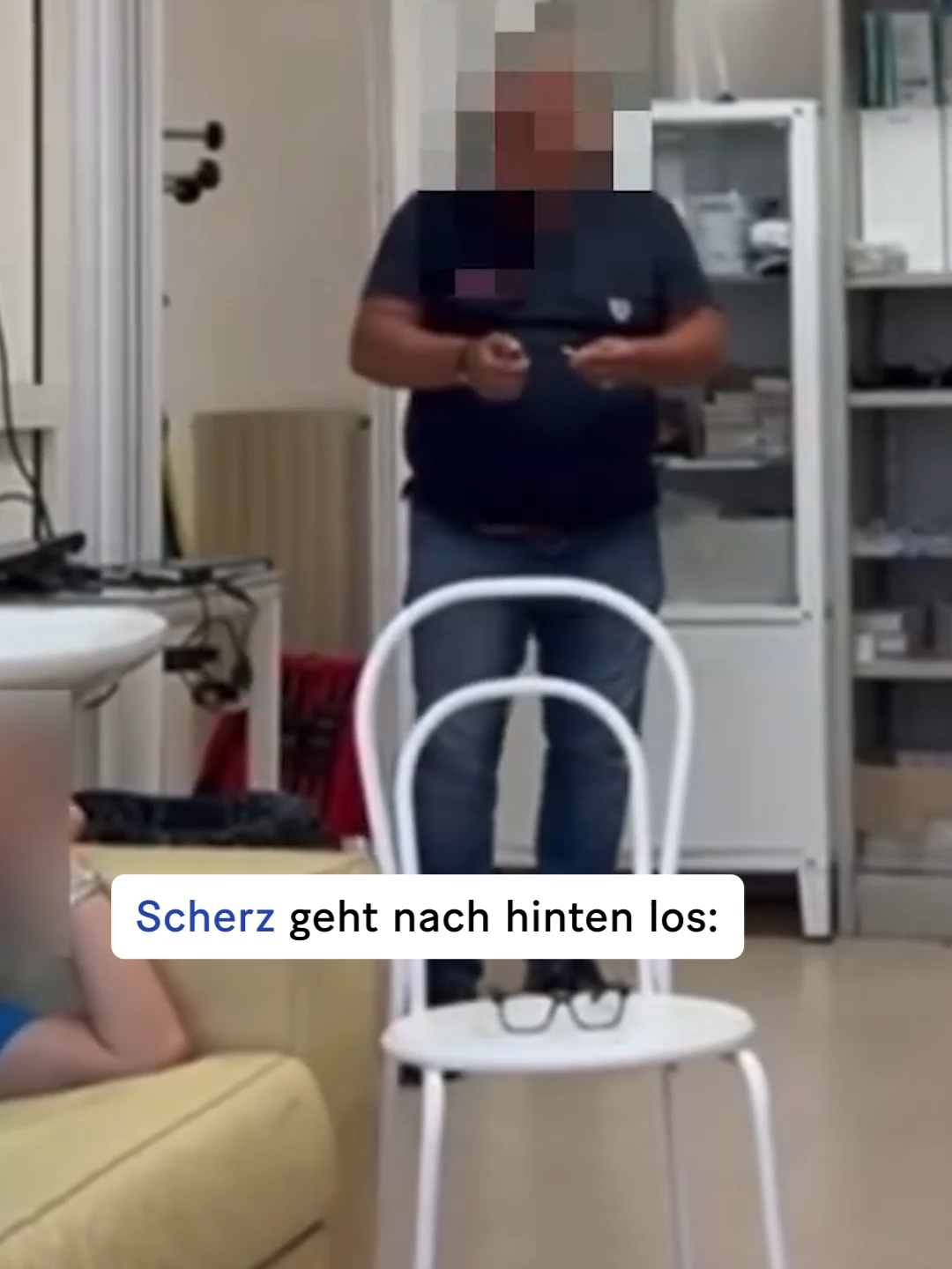 Notarzt zündet Knallkörper neben Pfleger – suspendiert. 😳#20minuten #20min #italien #notarzt