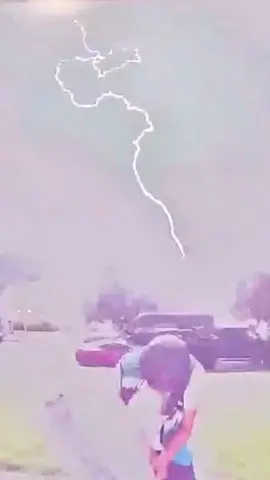 Lightning scared people⚡️ #funny #funnyvideo #funnymoments #foryou #fyp #scared #lightning 