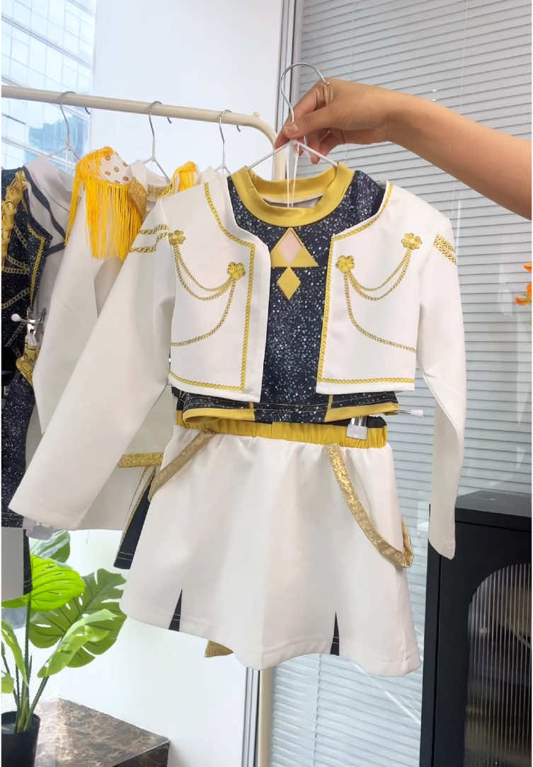 My daughter is obsessed with K-POP Demon Hunters. We ordered a costume a few months ago and it finally came in. Here are all the cute details! #halloweencostume #kpopdemonhunters#huntrix #rumi #mira #kidsfashion #kidsfashion #kpopdemknhunters #children #cute 