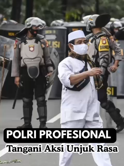 👮‍♂️ Polri Profesional Tangani Unjuk Rasa Polri hadir menjaga ketertiban dengan mengedepankan pendekatan humanis, terukur, dan sesuai prosedur. 🇮🇩 Aksi unjuk rasa tetap dihormati sebagai hak demokrasi, namun keamanan masyarakat tetap jadi prioritas utama. #PolriPresisi #AksiDamai #TindakTegas #NegaraHadir #IndonesiaAman #polri #listyosigitprabowo #demo