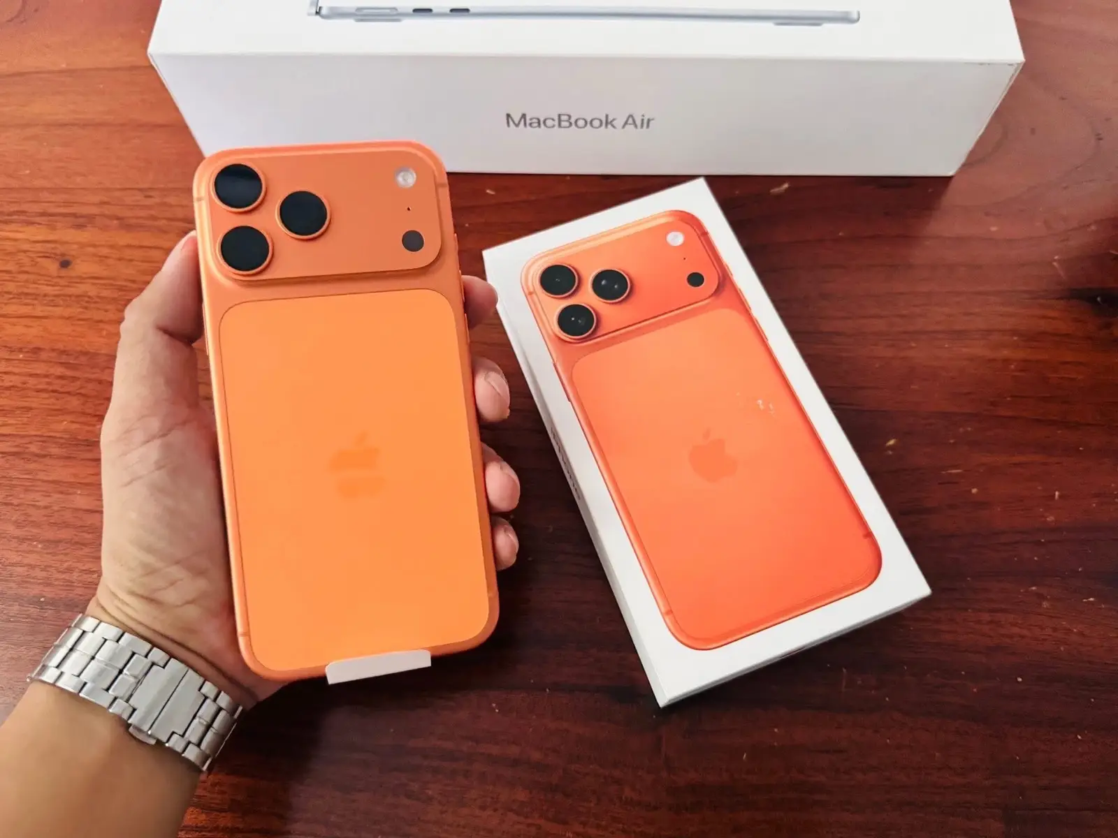 TikTok ngày 19/9 kiểu ngập hình ảnh iphone 17 series được đập hộp.  Ae ai đu trend này ko ? với phiên bản hot nhất năm nay iphone 17 promax màu cam vũ trụ đang sẵn có tại cửa hàng. Giá siêu tốt nhé!  #iphone #17promax #Cosmic_Orange #badiem 
