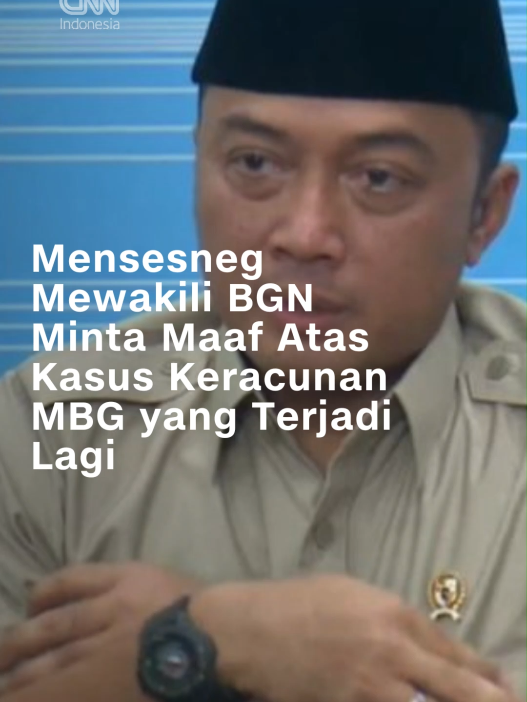 Mensesneg Prasetyo Hadi merespons munculnya kasus ratusan siswa di berbagai daerah diduga mengalami keracunan menu MBG. Prasetyo mewakili pemerintah dan BGN meminta maaf dan siap melakukan evaluasi. Prasetyo mengingatkan agar kasus-kasus keracunan seperti ini tak terulang lagi. Pemerintah pun siap memberi sanksi pada semua pihak yang bertanggung jawab atas kasus keracunan MBG ini. #cnnindonesia #cnnindonesiacom #MBG
