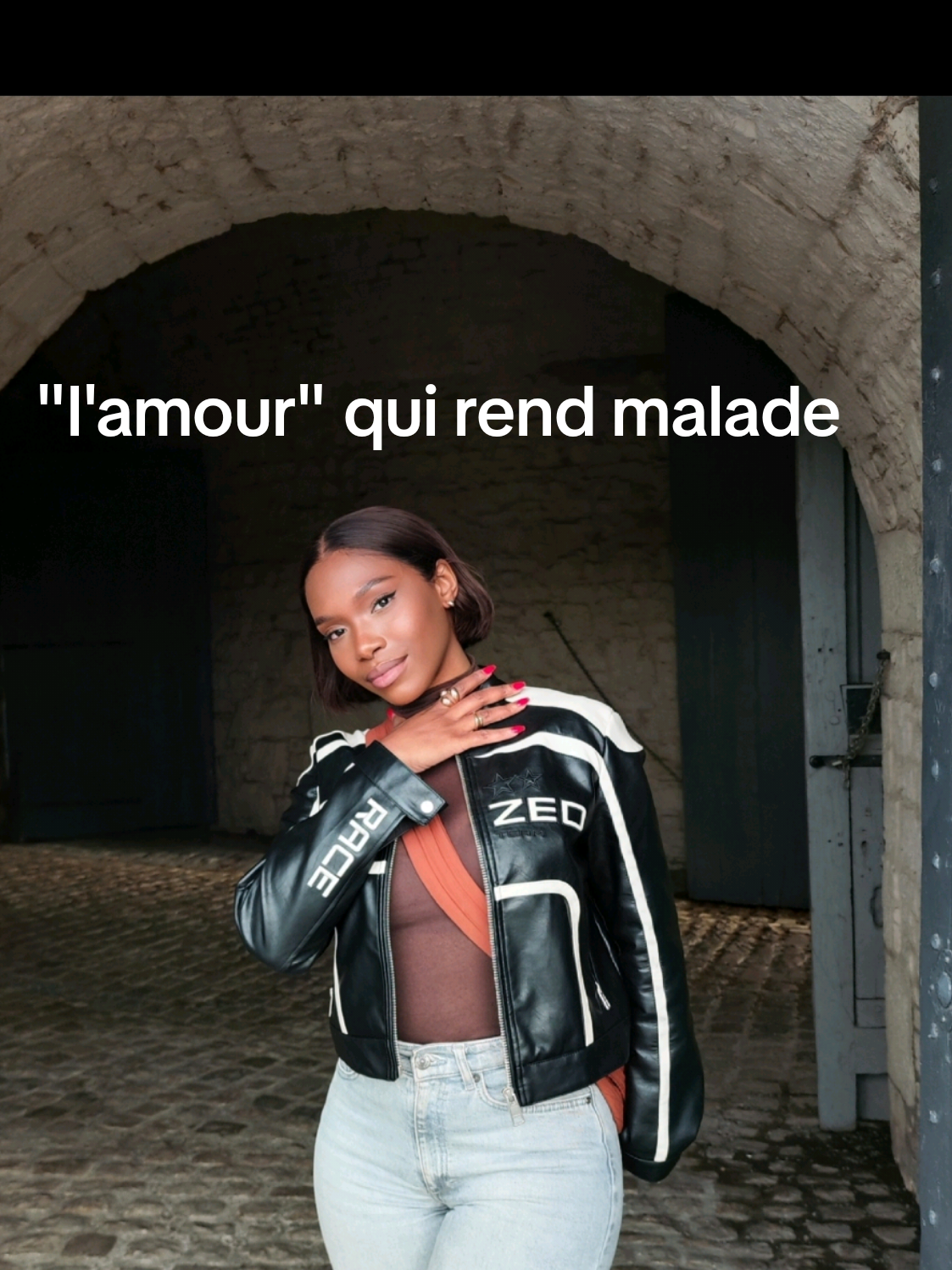 Beaucoup de gens souffrent parce qu’ils poursuivent une idée fausse de l’amour : celle dictée par la société, par le manque, par le besoin d’être comblé de l’extérieur. Cet amour-là finit par briser, épuiser, rendre malade.  #fyp#amour#eveil#concience 