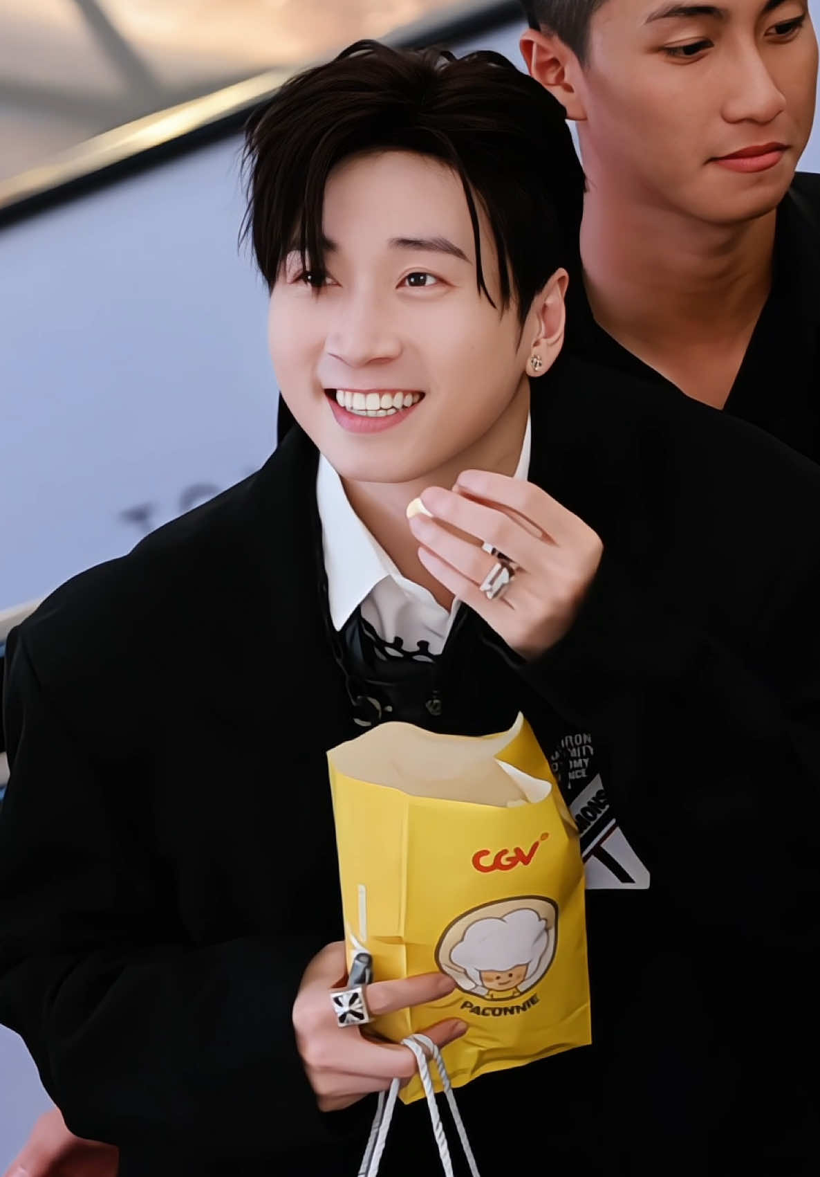 Karik tại sự kiện ATSH, ảnh cứ dị nè mời mọi người ăn pắp, k biết edit sao cho ngầu, thoii kệ cũng cũng đại đại vầy đi heeee #karik #nhanstudio #anhtraisayhi @Khoa Phạm 