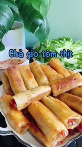 “Chả giò tôm thịt” giòn rụm bên ngoài, đậm đà bên trong #chagiotomthit #LearnOnTikTok #amthucvietnam #ancungtiktok #loandaily 