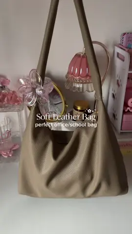 this soft leather bag for ₱100+ only?! Yes, so worth to buy 👌@BETA Wallets.PH #softleatherbag #womensbag #shoulderbag #studentbag