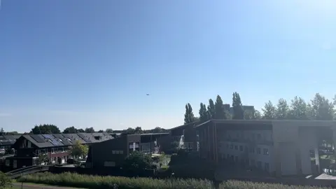 Deel 3/3 🕶️ Iedereen richting Ede… behalve deze. ✈️ Hij dacht: ik vlieg lekker de verkeerde kant op. Gewoon solo door de Danger Zone. 😂🔥 #A#AirborneA#ArnhemH#HerdenkingV#VeenendaalDikkeVanEe